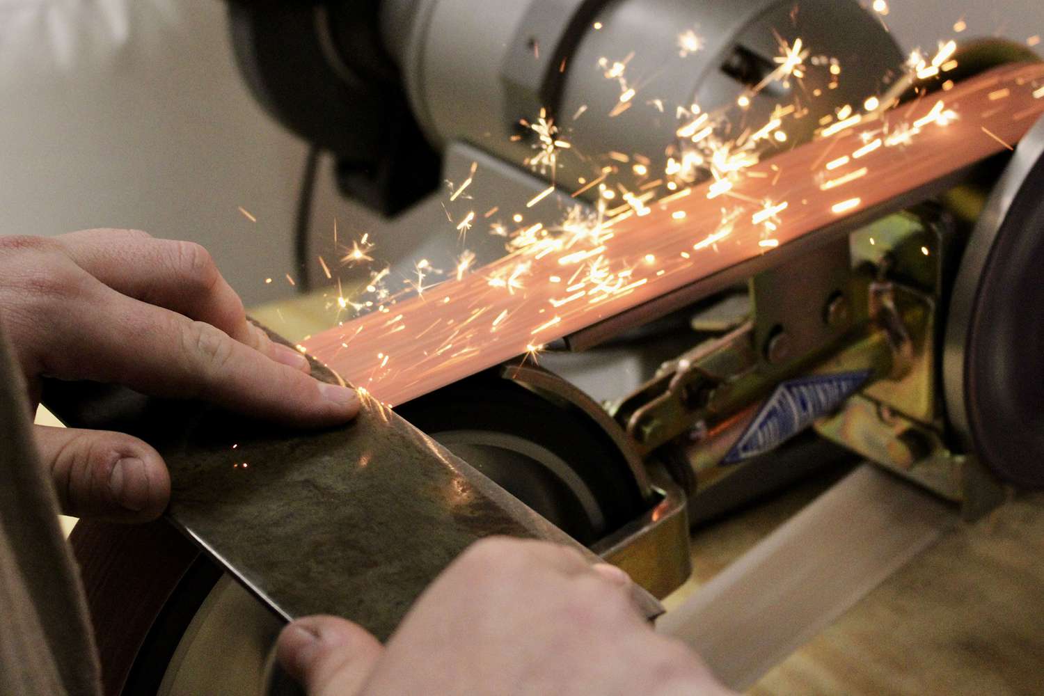 Sharpening knife with a belt