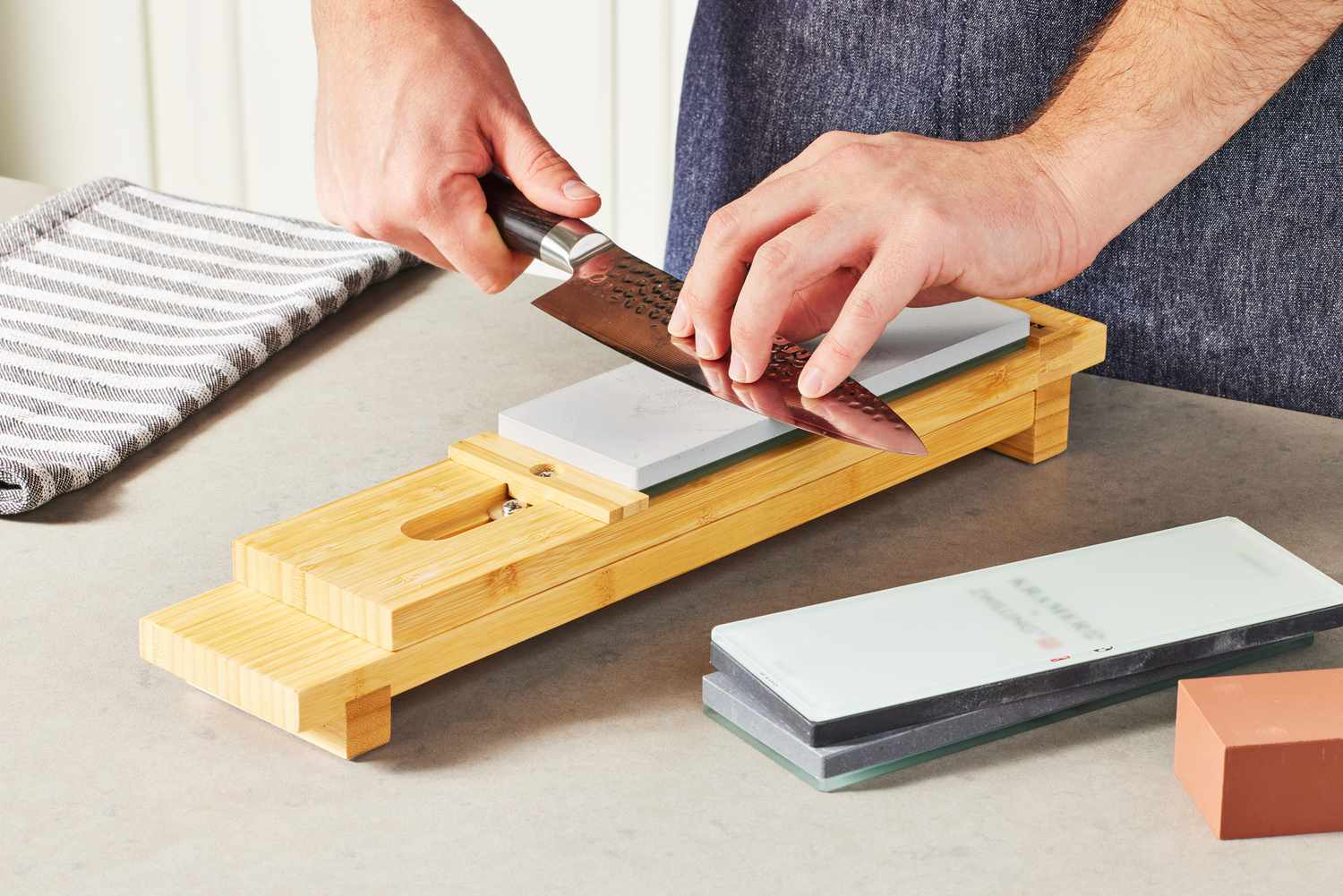 Sharpening knife with a whetstone