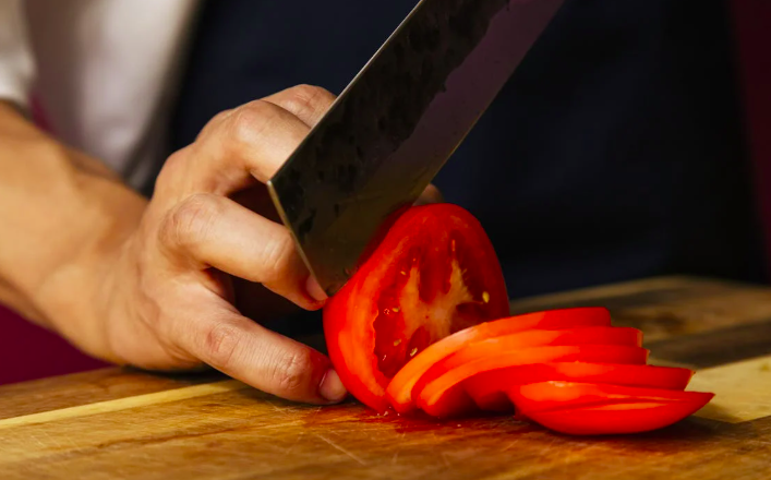 A tomato precisely sliced with an insane sharp knife. That’s flawless!